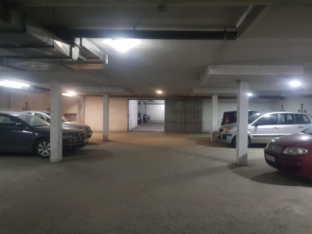 Rajiceva 5- Apartman Sa Prostranom Terasom I Garaznim Mestom Kragujevac Exterior foto